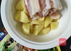 土豆粉蒸肉的做法图解1