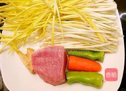 鲁菜大师蒋家菜蒜黄肉丝的做法图解1