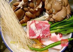 鲁菜大师蒋家菜五花肉炖蘑菇粉条的做法图解1