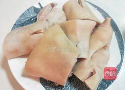 猪手炖黄豆的做法图解1