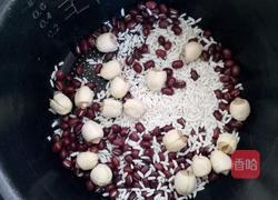 红豆莲子糯米粥的做法图解1