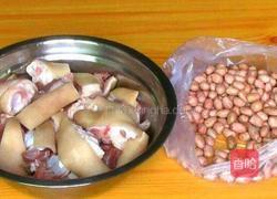 花生炖猪蹄的做法图解1