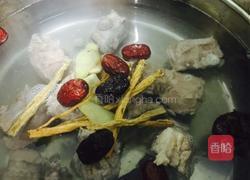 三七党参枸杞排骨汤的做法图解4