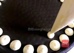 Illustration of how to make pancake pan egg yolk biscuits 11