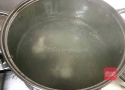 筒子骨汤煮黑鱼片的做法图解2