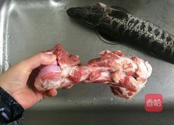 筒子骨汤煮黑鱼片的做法图解1