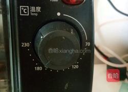 在烤箱里烤的烤红豆牛奶面包片1的做法图解2