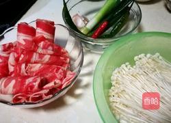 酸汤金针肥牛的做法图解1