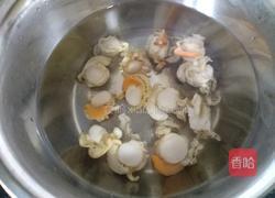 鸳鸯贝炒青椒圆葱胡萝卜的做法图解2