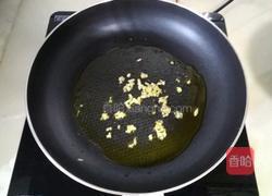 鸳鸯贝炒青椒圆葱胡萝卜的做法图解4