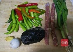 雪豆腐炒香肠的做法图解2