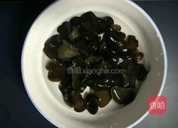 猪血炒木耳的做法图解1