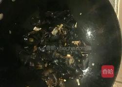 猪血炒木耳的做法图解5