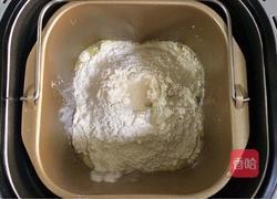 圣诞老人小餐包的做法图解1