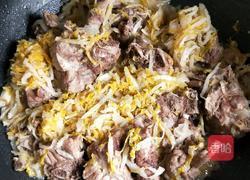 大骨炖酸菜的做法图解7