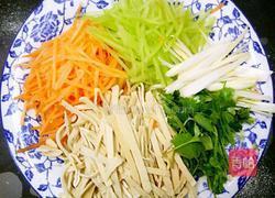 鲁菜大师蒋家菜凉拌彩丝的做法图解2