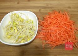 胡萝卜丝炒黄豆芽的做法图解1