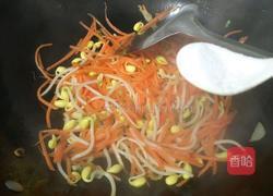 胡萝卜丝炒黄豆芽的做法图解6
