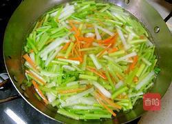 鲁菜大师孔府菜系蒋家菜炒芹菜肉丝的做法图解3