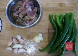 腊鸭腿炒辣椒的做法图解2