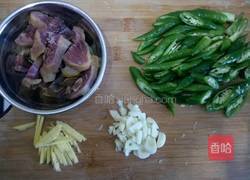 腊鸭腿炒辣椒的做法图解3