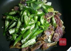 腊鸭腿炒辣椒的做法图解7