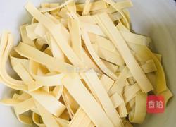 青蒜炒豆腐皮的做法图解6