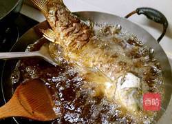 鲁菜大师蒋家菜酱烧炖鲤鱼的做法图解3
