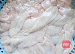 酸菜尖椒炒猪大肠的做法图解1