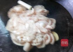 酸菜尖椒炒猪大肠的做法图解2