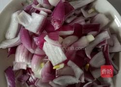洋葱炒芋头的做法图解1