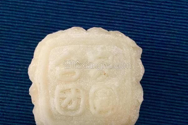 红豆沙馅冰皮月饼