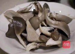 平菇尖椒炒腊肉的做法图解1