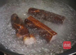 平菇尖椒炒腊肉的做法图解2