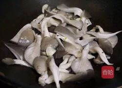 平菇尖椒炒腊肉的做法图解6