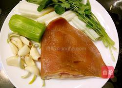 鲁菜大师蒋家菜拌耳丝的做法图解1