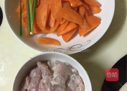 红萝卜炒肉片的做法图解1