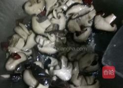 香菇爆炒白菜叶的做法图解2