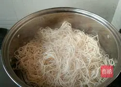 Illustration of making braised beans and noodles 3