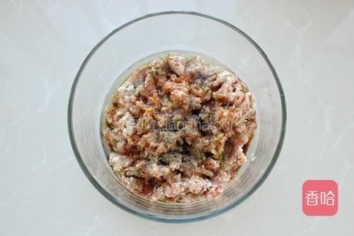 调入生抽、料酒、花生油、盐、胡椒粉搅拌均匀