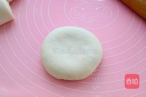 翻过来用擀面杖轻轻擀成饼状