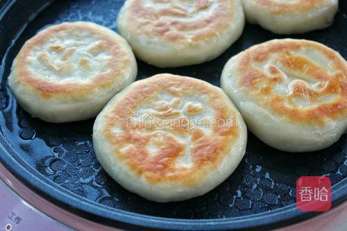 小火烙制7-8分钟，待饼的两面呈金黄色即可