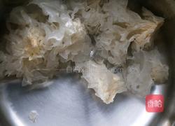 雪梨银耳羹的做法图解1