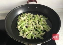 老干妈炒有机菜花的做法图解1