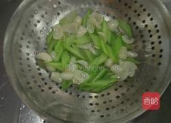 喜庆百合炒腰果的做法图解3