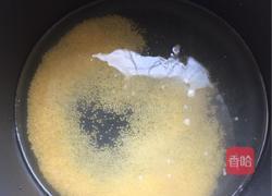 银雪鱼小米粥的做法图解2