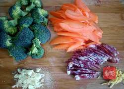 胡萝卜炒香肠的做法图解3