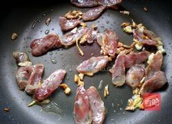 胡萝卜炒香肠的做法图解9