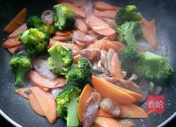 胡萝卜炒香肠的做法图解13