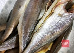 小黄鱼蘸番茄酱的做法图解1